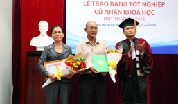 Mẹ nghẹn ngào nhận bằng tốt nghiệp thay con trai đã mất