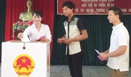 Hình ảnh cử tri các 'đảo tiền tiêu' đi bầu cử sớm