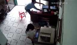 Video: Thanh niên vờ phô tô giấy tờ rồi cướp máy tính giữa ban ngày