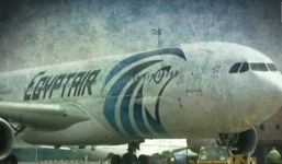 Khói bốc lên gần buồng lái máy bay Ai Cập trước khi rơi