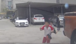 Video: Thót tim cảnh trẻ em bất ngờ lao vào đầu ô tô