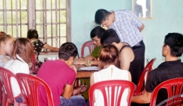 Bắt quả tang 2 đôi nam nữ đang mua bán dâm trong quán cơm