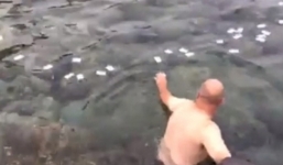 Video: Ông Tây lội ghềnh Đá Đĩa nhặt rác