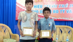 Hai cậu bé chăn bò cứu 5 học sinh đuối nước được vinh danh