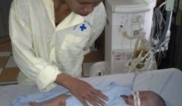 Nghi vấn bé sơ sinh nguy kịch sau khi y tá cắt dây rốn