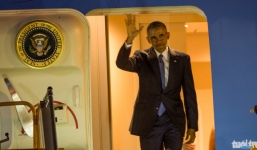Video: Obama bước ra từ chuyên cơ, tươi cười vẫy chào 