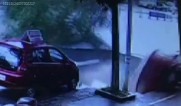 Video: Khoảnh khắc 4 xe hơi bị mặt đường 'nuốt chửng' ở Trung Quốc