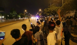 Video: Người dân hiếu kỳ chào đón đoàn xe chở Tổng thống Obama