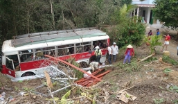 Va chạm với xe tải, xe khách lao xuống mương, 6 người thương vong