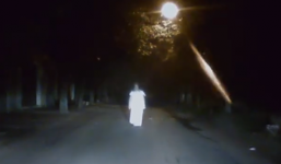 'Bạch bà bà' đứng giữa đường trong đêm khiến nhiều người thất kinh
