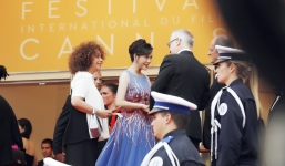 Lý Nhã Kỳ thân thiết với huyền thoại điện ảnh Pháp ở bế mạc LHP Cannes