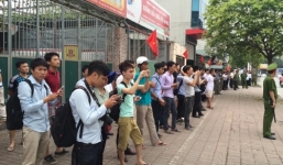 Hàng trăm người dân nồng nhiệt chờ đón Tổng thống Mỹ Obama