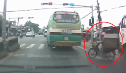 Đứng chờ đèn đỏ, 2 xe máy bị xe tải tông ngã nhào xuống đường