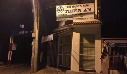 Phát hiện cô gái trẻ chết bất thường trong nhà vệ sinh