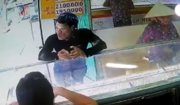 Video: Camera ghi hình thanh niên cướp nhẫn vàng trắng trợn trước mặt chủ cửa hàng