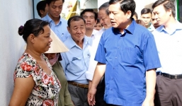 Bí thư Đinh La Thăng dùng ca nô thị sát khu nhà ổ chuột ven kênh Đôi - Tẻ