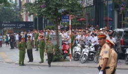 Video: Người dân đón xem đoàn xe chở Obama đến Phủ Chủ tịch