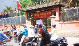 Người dân Tp Hồ Chí Minh tập trung đông đúc trước cổng ngôi chùa ông Obama sắp ghé thăm