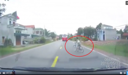 Ô tô chạy với tốc độ gần 70km/h đâm thẳng vào đầu xe đạp của cháu bé