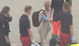 Đòi mở cửa máy bay để...hút xì gà