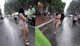Cô gái mặc váy ngủ dầm mưa với hành động khó hiểu trên phố Hà Nội 