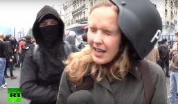 Video: Nữ phóng viên bị đánh lật mũ bảo hiểm khi đang lên sóng trực tiếp