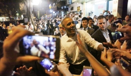 Video: Lần Obama tháo nhẫn cưới khi bắt tay người dân Argentina