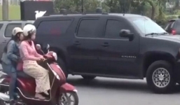 Xe của đặc vụ Mỹ hộ tống Obama suýt bị hai phụ nữ 'tạt đầu'