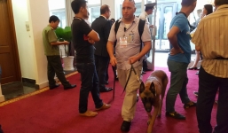 Chuyên cơ của tổng thống Obama sắp hạ cánh, chó nghiệp vụ rốt ráo kiểm tra an ninh