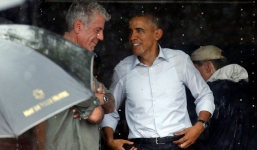 Tổng thống Mỹ Obama trú mưa dưới hiên nhà dân ở Hà Nội