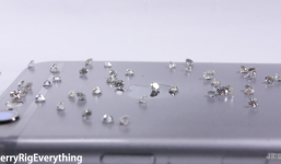 Dùng kim cương rạch nát màn hình iPhone 6