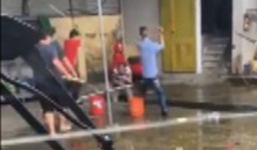 Video: Nhóm côn đồ chém gục chủ xe khách ngay trong bến ở Quảng Ninh