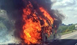 Video: Xe bus phát nổ trên cao tốc, 59 người may mắn thoát chết