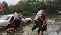 Mâu thuẫn thông tin người được cõng qua chỗ ngập