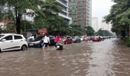 Hà Nội vừa hứng trận mưa lớn bất thường, kỷ lục trong 45 năm qua
