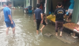 Hà Nội: Phố biến thành “sông”, dân hò nhau ra đường bắt cá