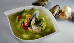 Nhà giàu Việt chơi sang ăn canh chua vẹm xanh Pháp 700.000