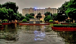 ĐH Thương Mại hoãn thi vì trường ngập nặng