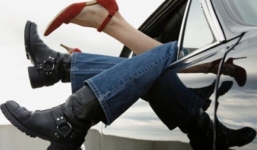 Hưỡng dẫn viên du lịch cưỡng bức nhiều cô gái trên xe ôtô 7 chỗ