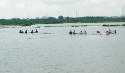 Hàng trăm người dìm mình trong nước vớt lúa bị ngập