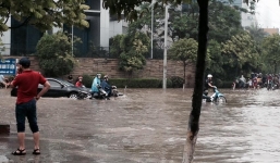 Hà Nội mưa lớn: Đường thành sông, các phương tiện 'chết đứng' 