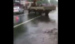 Xe tải cắt ngang đoàn xe hộ tống Tổng thống Obama