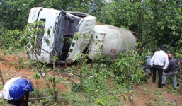Đà Lạt: Xe chở bê tông tươi lật nhào trên đèo, tài xế kẹt trong cabin nguy kịch