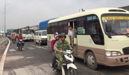 Cao tốc Hà Nội-Bắc Giang ùn ứ trong ngày đầu thu phí chính thức 