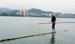 Hy hữu người đàn ông lướt đi trên sông chỉ với một cây tre