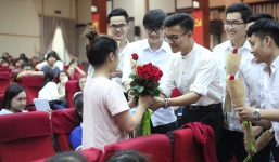 Nữ sinh báo chí ngỡ ngàng khi được 9 chàng trai tặng hoa giữa giảng đường