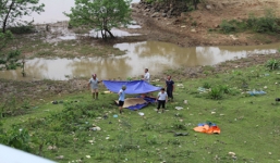 Phát hiện thi thể 2 mợ cháu dưới hồ nước, tay nắm chặt dây thừng