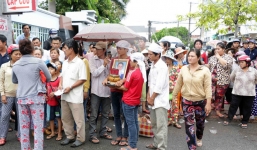 Sản phụ tử vong bất thường, người nhà mang di ảnh đến bệnh viện