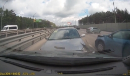 Mất lái trên cao tốc, ô tô quay đầu sang làn ngoài đâm xe cùng chiều