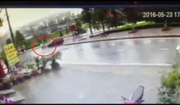 Xe máy chạy từ từ bị ô tô tốc độ cao hất tung lên trời